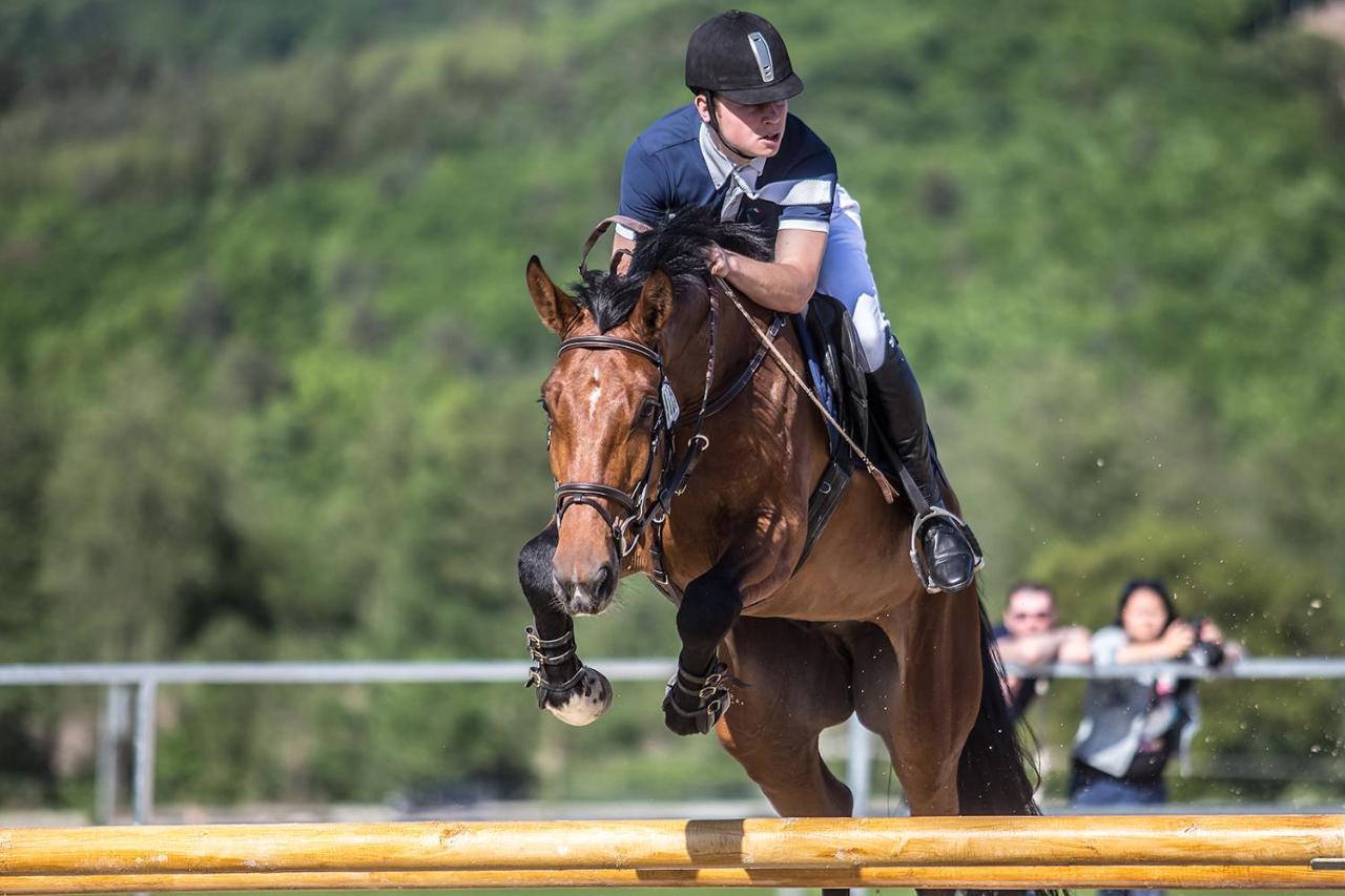 Rezort Masarykov Dvor Pstrusa Bagian luar foto